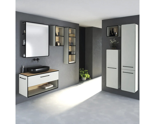 Moderná kúpeľňa s umývadlom, zrkadlovou skrinkou a závesnými skrinkami pre štýlové prostredie