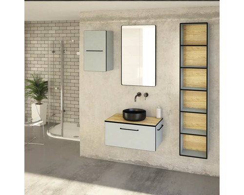 Kúpeľňa s umývadlom, zrkadlom, skrinkou a regálom