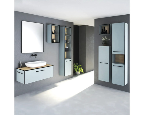 Moderná kúpeľňa s umývadlom, zrkadlom, závesnými skrinkami a policami na kúpeľňové produkty