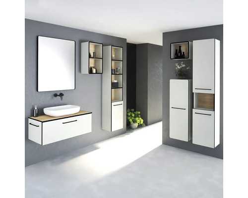 Moderná kúpeľňa s umývadlom, zrkadlom, závesnými skrinkami a úložnými prvkami pre štýlové prostredie.