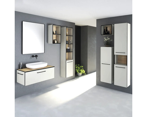 Kúpeľňa s umývadlom, zrkadlom a vysokými skriňami vo svetlom dizajne