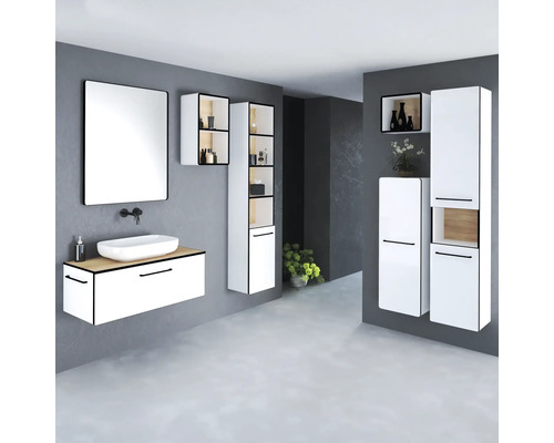 Svetlá kúpeľňa s umývadlom, zrkadlom a rôznymi závesnými skrinkami