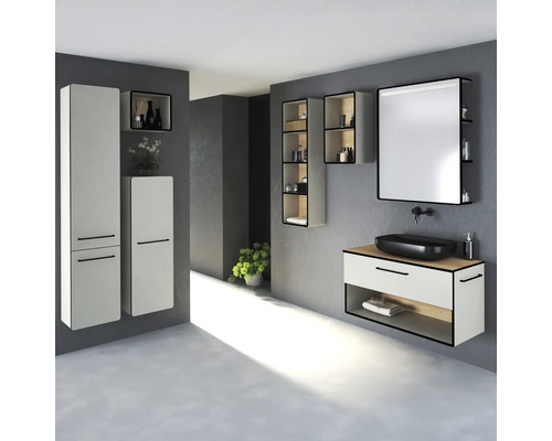 Moderná kúpeľňa s umývadlom, zrkadlom, umývadlovou misou a vysokými skrinkami pre usporiadanú a štýlovú atmosféru.