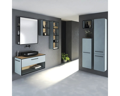 Moderná kúpeľňa s umývadlom, zrkadlom, skrinkami a dekoráciami.