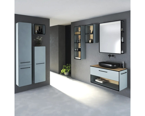 Moderná kúpeľňa s umývadlovou skrinkou, zrkadlovou skrinkou, závesnými skrinkami a čiernym umývadlom na dosku.