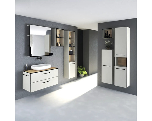 Moderná kúpeľňová súprava s umývadlom, zrkadlom a rôznymi závesnými skrinkami pre štýlové prostredie