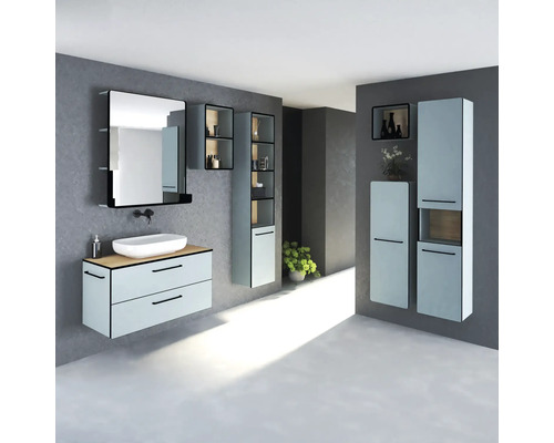 Kúpeľňa s umývadlom, zrkadlom, závesnými skrinkami a policami na kúpeľňové doplnky