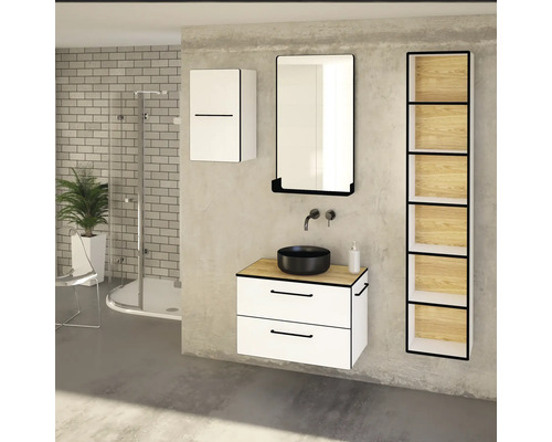 Kúpeľňa s umývadlom, zrkadlom, skrinkou pod umývadlo, závesnou skrinkou a regálom