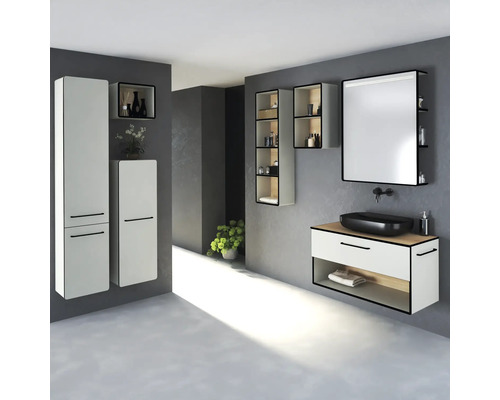 Kúpeľňa s umývadlovou skrinkou, zrkadlovou skrinkou a vysokými skrinkami