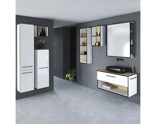 Moderná kúpeľňa s bielymi závesnými skrinkami, umývadlom s čiernym umývadlom na dosku a zrkadlom