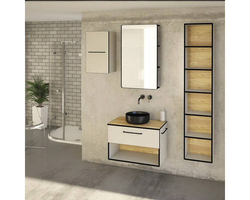 Kúpeľňa s umývadlom, zrkadlom, závesnou skrinkou a regálom