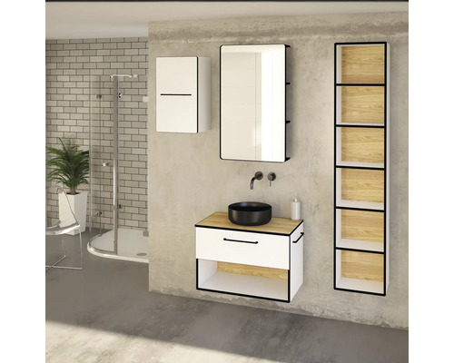 Moderná kúpeľňa s umývadlom, zrkadlom, závesnou skrinkou a regálom