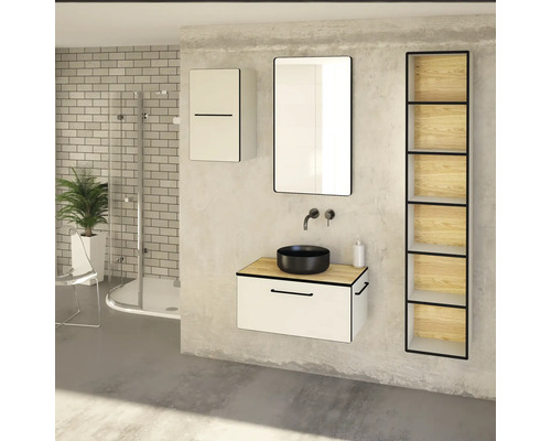 Kúpeľňa s umývadlom, zrkadlom, závesnou skrinkou a regálom