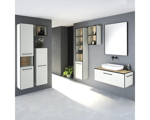 Moderná kúpeľňa s umývadlom, zrkadlom a bielym kúpeľňovým nábytkom