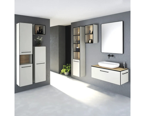 Moderná kúpeľňa s umývadlom, zrkadlom a vysokými skriňami v bielej farbe