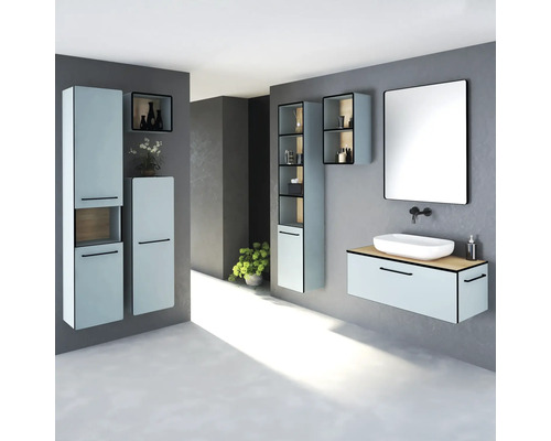 Moderná kúpeľňa s umývadlom, zrkadlom a závesnými skrinkami vo svetlom dizajne.