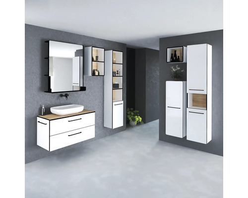 Kúpeľňa s umývadlom, zrkadlom a vysokými skriňami