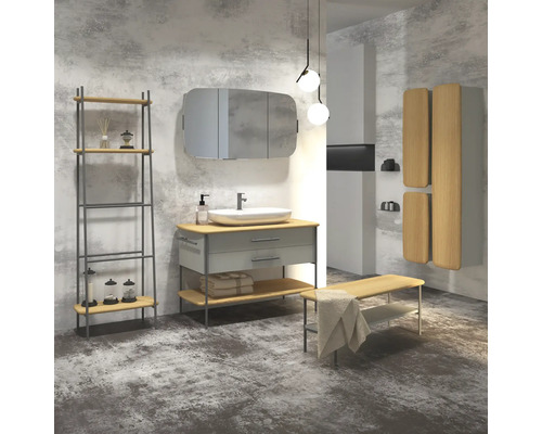 Moderná kúpeľňa s umývadlom, zrkadlovou skrinkou, regálom a lavicou