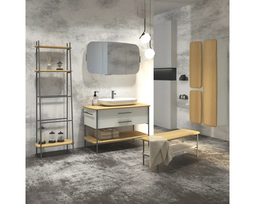 Svetlá kúpeľňa s umývadlom, regálom a lavicou v modernom štýle