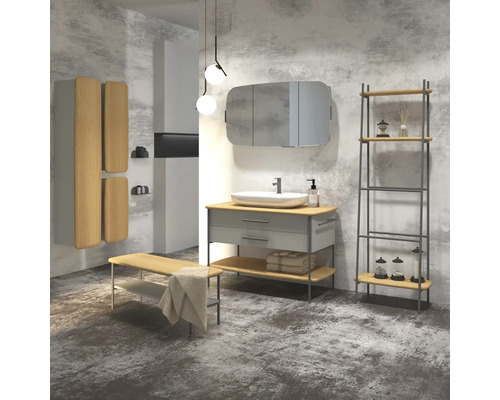 Kúpeľňa s umývadlom, zrkadlom, regálom a lavicou