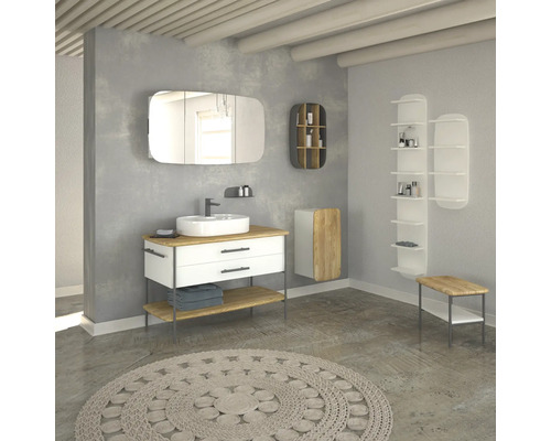 Kúpeľňa s umývadlom, zrkadlovou skrinkou, nástennou policou a stoličkou