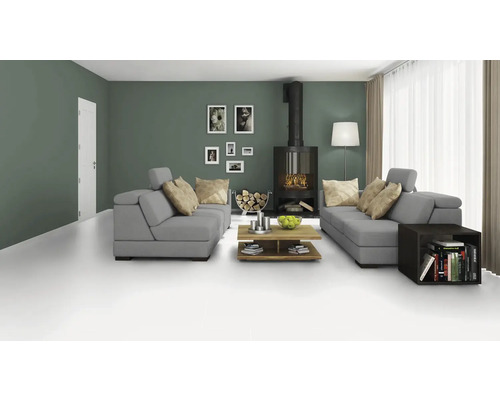 Obývacia izba so sivými pohovkami, krbom a dreveným stolom