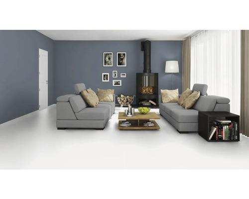 Svetlá obývacia izba so sivými pohovkami, krbom a drevom