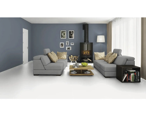 Moderná obývacia izba so sivými pohovkami, krbom a dreveným stolom