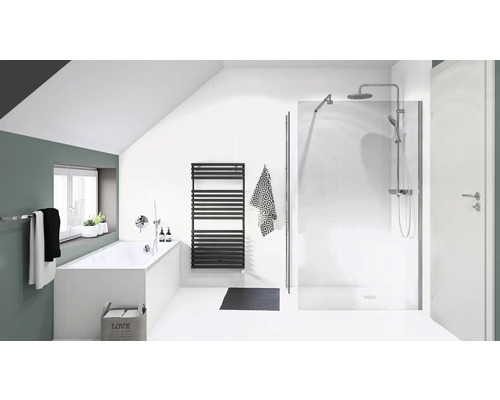 Kúpeľňa s vaňou, sprchou, radiátorom a doplnkami v podkroví