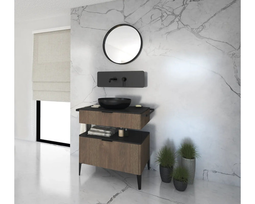 Moderná kúpeľňa s umývadlom, umývadlovou misou, okrúhlym zrkadlom a izbovými rastlinami