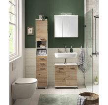 Svetlá kúpeľňa s umývadlom, zrkadlovou skrinkou, vysokou skrinkou a toaletou