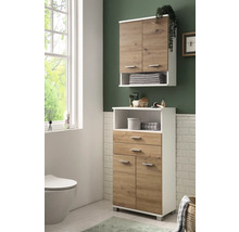 Kúpeľňa s vysokou skriňou a závesnou skrinkou na kúpeľňové potreby