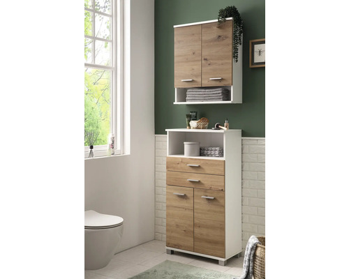 Kúpeľňa s vysokou skriňou a závesnou skrinkou na kúpeľňové potreby