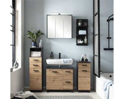 Moderná kúpeľňa s umývadlom, zrkadlovou skrinkou, vysokou skriňou a nástennou policou