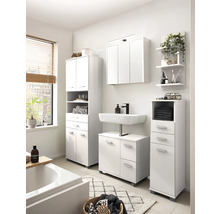 Svetlá kúpeľňa s umývadlom, zrkadlovou skrinkou, vysokou skrinkou a spodnou skrinkou