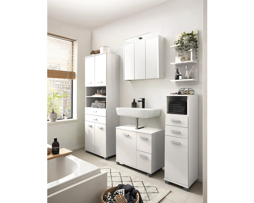 Svetlá kúpeľňa s umývadlom, zrkadlovou skrinkou, vysokou skrinkou a spodnou skrinkou