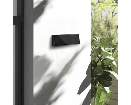 Solárna lampa na stene pre vonkajšie použitie.