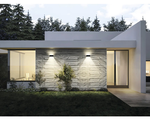 Moderná fasáda domu s dvoma nástennými svietidlami a prvkami z prírodného kameňa