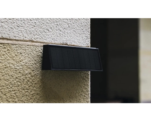 Solárna lampa na stenu