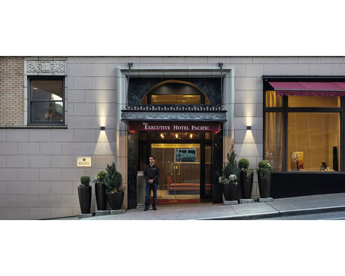 Vonkajší pohľad na vchod do hotela Executive Hotel Pacific s ochrankou