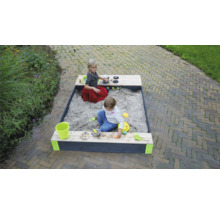 Pieskovisko s dvoma hrajúcimi sa deťmi v záhrade