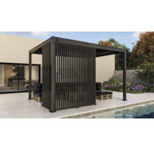 Pergola s lamelovou stenou a sedením v záhrade