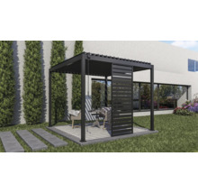 Pergola s lamelovou stenou v záhrade s posedením.