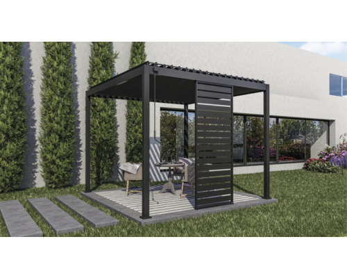 Pergola s lamelovou stenou v záhrade s posedením.