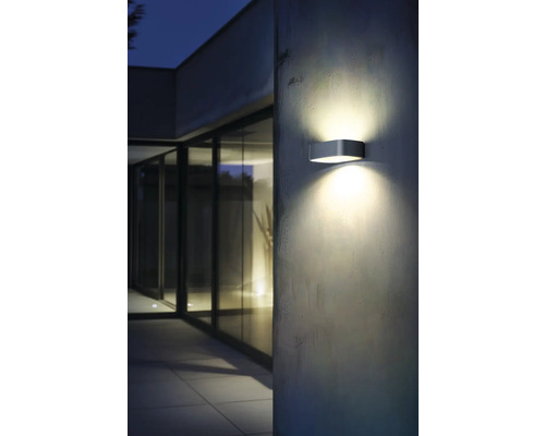 Moderné vonkajšie nástenné svietidlo z kovu na stene domu