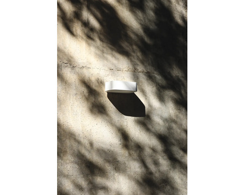 Obdĺžnikové nástenné svietidlo na betónovej stene