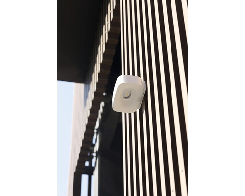 Biele vonkajšie LED svietidlo na fasáde s vertikálnymi lamelami