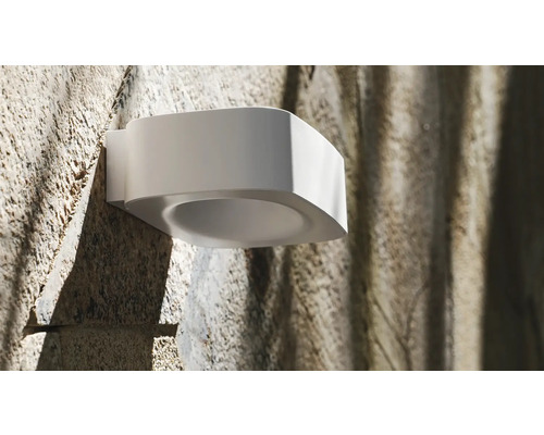 Biele vonkajšie nástenné svietidlo na kamennej fasáde