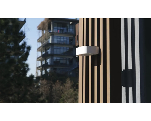 Vonkajšie svietidlo na stene s vertikálnymi lamelami