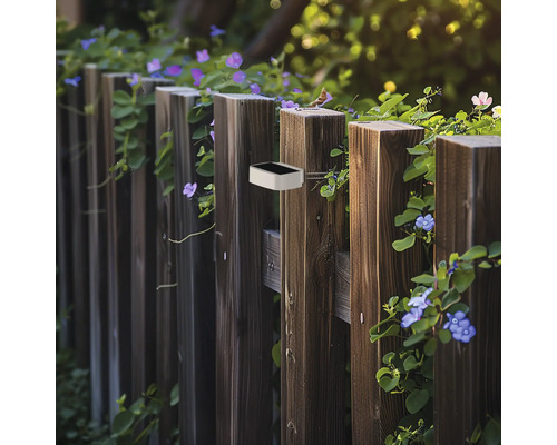 Solárna lampa na drevenom plote v záhrade